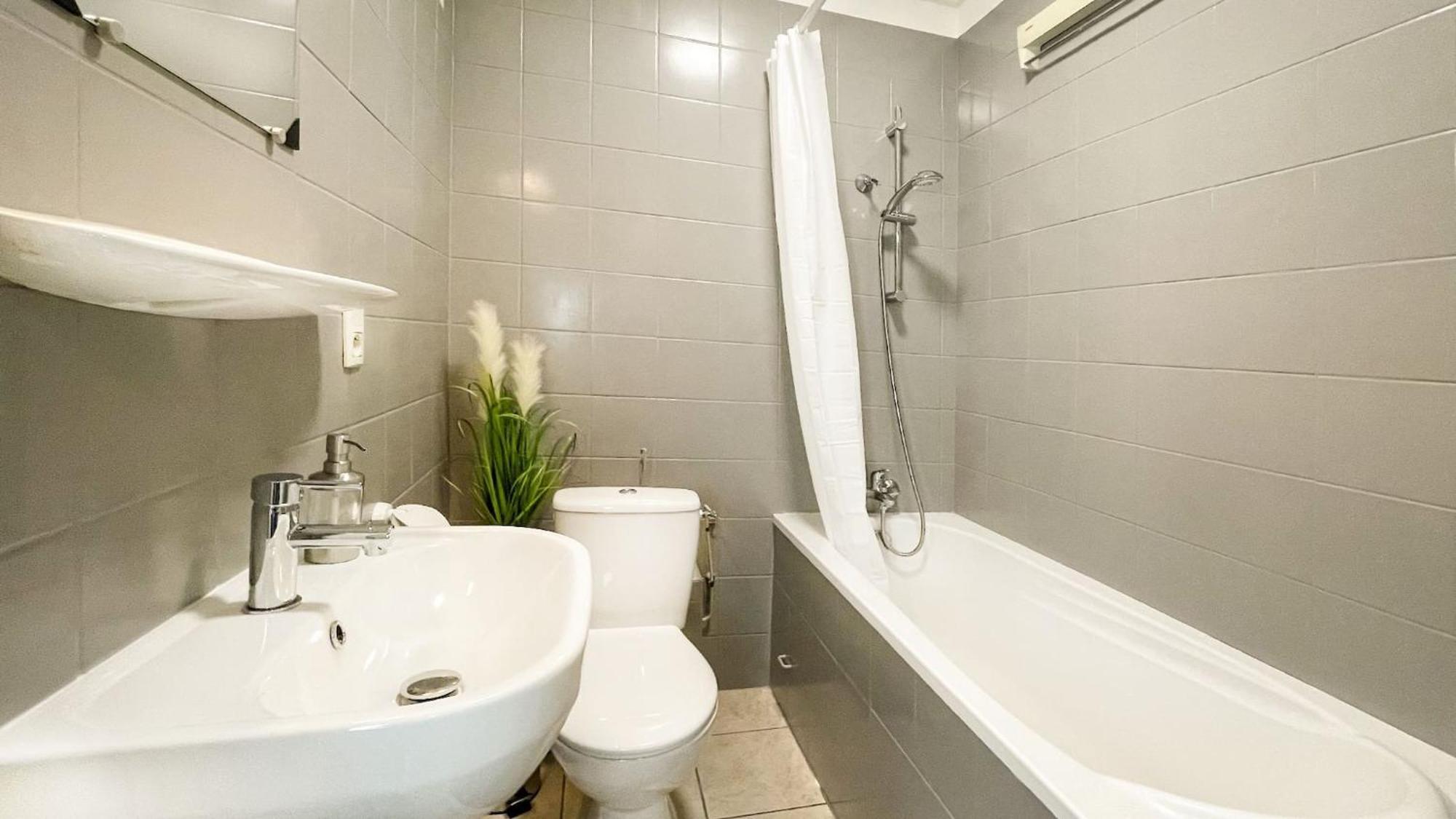 Homey Keola - Parking Privé Gratuit - Aux Portes De Genève - Au Pied Du Tram - Avec 1 Et Un Grand Salon Avec Un Canapé-lit Appartement Ambilly